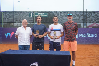 Hidalgo, junto a Rodríguez (c), durante la premiación del torneo.