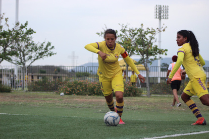 Jhojandry Monsalve, no solo que es la conductora de juego de Barcelona, sino que es la goleadora del equipo con cinco tantos.