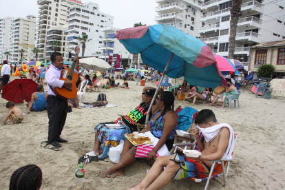 Los bañistas en Salinas aprovecharon cada espacio y momento de los tres días de asueto nacional. Hasta ayer, la playa lucía llena.