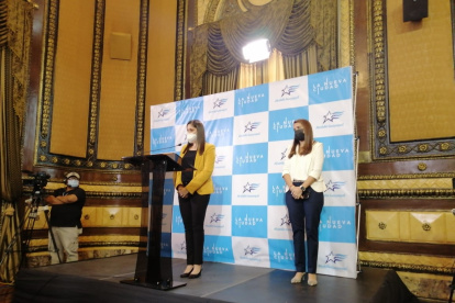 Anuncio. La directora de Ambiente (derecha) y la gerente de Emapag durante la rueda de prensa.