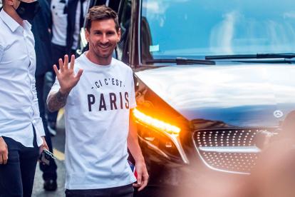 Lionel Messi saludando a sus fans en París.