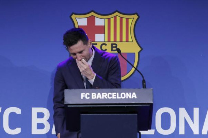 El mundo deportivo recordará por siempre esta imagen de la despedida de Messi del Barcelona.