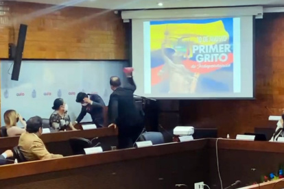 Sesión. El concejal Fernando Morales arrojó el agua de su vaso al alcalde removido, Jorge Yunda.