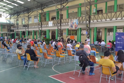 Así lucía ayer este martes 10 de agosto en la tarde el centro de vacunación del colegio Sagrados Corazones, en el sur de Guayaquil.