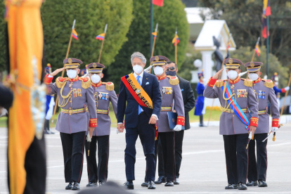 Acto. El presidente Guillermo Lasso y la cúpula militar durante la ceremonia realizada en la Escuela Militar.