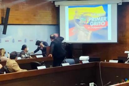 Agresión. El concejal Fernando Morales lanzó agua a Jorge Yunda.