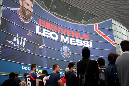 Los aficionados del PSG llenaron todos los lugares donde estuvo Lionel Messi.