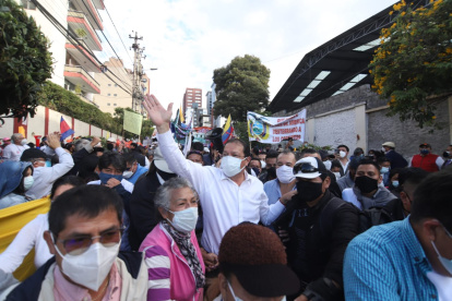 Marcha. Santiago Guarderas acudió a la Corte Constitucional y fue recibido por decenas de ciudadanos.