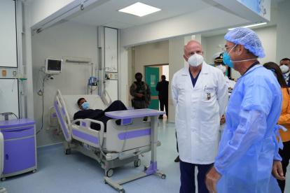 El vicepresidente Alfredo Borrero en una visita a hospitales públicos de Guayaquil a inicios de junio pasado, donde verificó la falta de medicamentos