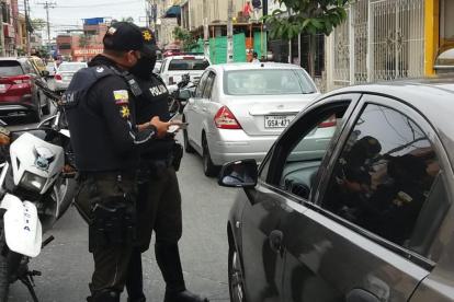 La policía realiza operativos en el lugar donde asaltaron a una farmacia.