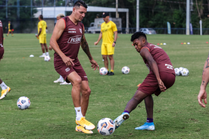 El delantero Carlos Garcés (izquierda) volverá a la titularidad en el cuadro torero