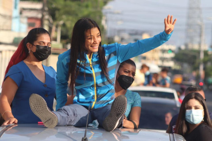 La deportista recorrió las principales calles de su natal Quevedo  arriba de una camioneta.