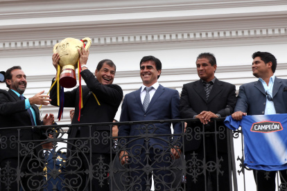 Nassib Neme, presidente de Emelec, en Carondelet junto al exmandatario Rafael Correa, durante el festejo de uno de los títulos nacionales del conjunto millonario.