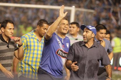 Rafael Correa, con la camiseta de Emelec, junto a Nassib Neme, presidente azul.