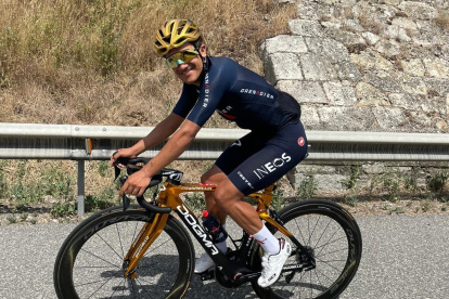 Richard Carapaz muestra orgulloso la bicicleta dorada que le entregó INEOS como reconocimiento a su oro olímpico
