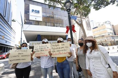 El crimen de Lis, como cariñosamente llamaban a la joven de 30 años, ocurrió en su domicilio ubicado en la urbanización Puerto Azul, en la vía a la costa, el pasado 21 de diciembre.
PLANTÓN DE FAMILIARES FRENTE A LA FISCALÍA DE LA MERCED DE LA CHICA ASESINADA, DICIEMBRE DEL 2020 AMELIA ANDRADE Guayaquil-Ecuador Agencia (ag-expreso)