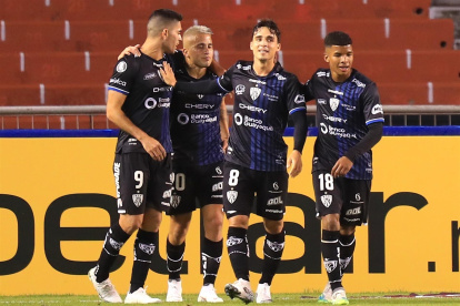 Lorenzo Faravelli (2-d) de Independiente celebra un gol hoy, en un partido de la Copa Libertadores entre Independiente del Valle (IDV) y Unión Española en el estadio de LDU en Quito (Ecuador).