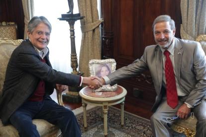 Fotografía cedida por la Embajada israelí que muestra al presidente de Ecuador, Guillermo Lasso, mientras recibe al embajador israelí, Zeev Harel, el 14 de julio de 2021, en el Palacio de Carondelet.