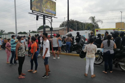 Familiares de los detenidos pugnaban por información sobre los fallecidos.