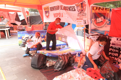 Los maestros en huelga de hambre comenzaron a armar maletas y a colocar sus vestimentas en fundas para levantar la medida que mantuvieron desde el 12 de julio pasado, en la Plaza San Francisco de Guayaquil.