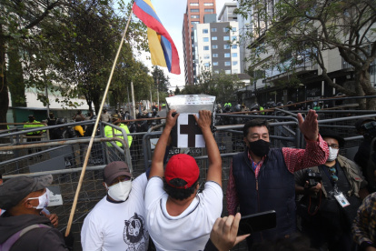 Marchas. Manifestantes alzan un ‘ataúd’ frente a la Corte en protesta por la inacción en el conflicto del Cabildo.
