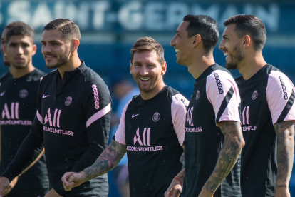 La complicidad que hubo este viernes en el primer entrenamiento abierto de Messi en el PSG reflejó su buena integración con su nuevo equipo, donde se le pudo ver riendo con Neymar y cercano al resto del colectivo, en el que está acompañado de compatriotas como Paredes o Di María.