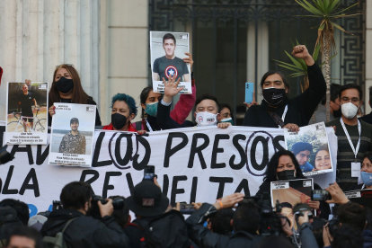 Fotografía tomada el pasado 5 de julio en la que se registró a integrantes de la Convención Constituyente al manifestarse en favor de la libertad de los detenidos durante las recientes protestas sociales, en Santiago de Chile. EFE/Elvis González