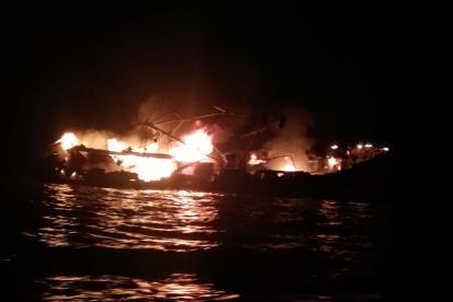 En la madrugada del viernes 13 de agosto de 2021 se quemó el barco Niña Amylu