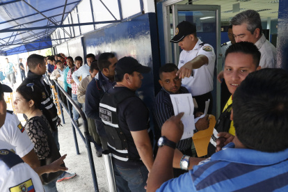 Pasado. Las largas filas para sacar la licencia en la CTE antes de 2020.