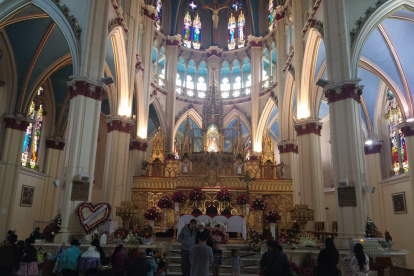 Tradición. Desde hace varias generaciones, creyentes llegan a postrarse ante la imagen de la Virgen María.