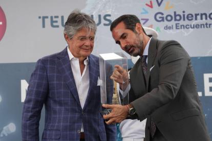 Guillermo Lasso (i), junto al presidente Ejecutivo de Claro Ecuador, Alfredo Escobar San Lucas, hoy, durante la conexión de un nuevo cable submarino que potenciará el desarrollo tecnológico de Ecuador, en Guayaquil.