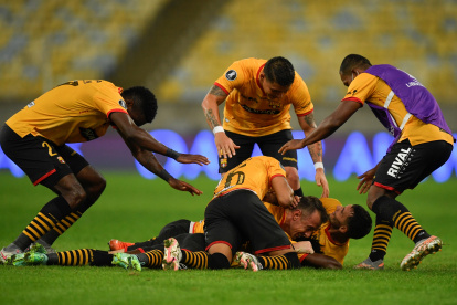 Adonis Preciado (abajo) celebra el primer gol ante Fluminense en el Maracaná, por la ida de los cuartos de final de la Copa Libertadores.
