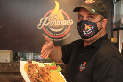 Con el moro de lentejas y la costilla como especialidades, los dueños del local aseguran que su éxito está en la minuciosa selección de los ingredientes.