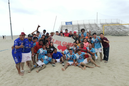 El equipo de Playas celebró a lo grande el título de campeón en Manta.