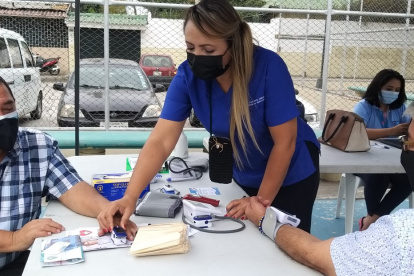 A los asistentes se les tomó la presión arterial y la saturación de oxígeno. Se les brindó otros servicios de manera gratuita.
