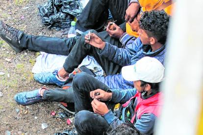 En el centro de Quito, un grupo de personas consume marihuana debajo de un puente.
