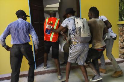 América corre a socorrer a Haití, tras el terremoto.