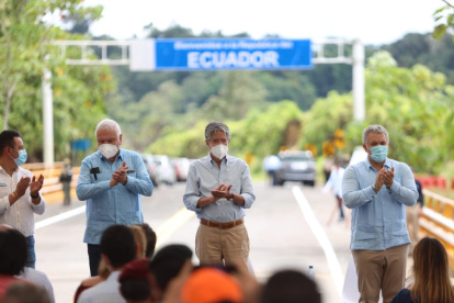 Actividad. Sobre el puente sobre el río Mataje se encontraron los presidentes para inaugurar la obra.