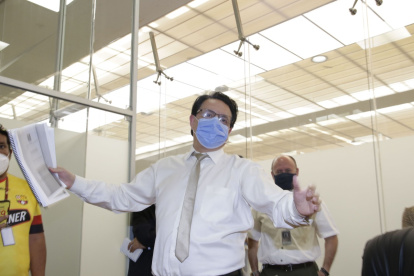 Fernando Villavicencio exhibe uno de los documentos remitidos por la Contraloría. 32 de ellos corresponden a glosas de asambleístas.