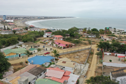 El vecindario. Por tener las calles de tierra, en invierno se forman pozas de agua y lodo que dificultan el paso.