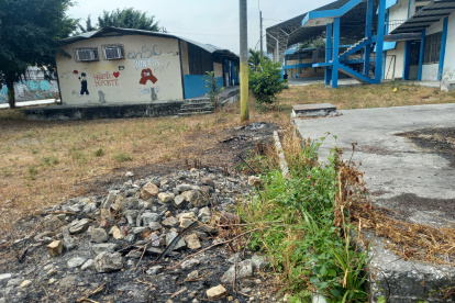 La infraestructura del colegio Patria Ecuatoriana, ubicado en el suburbio de Guayaquil, está en mal estado desde hace cinco años.