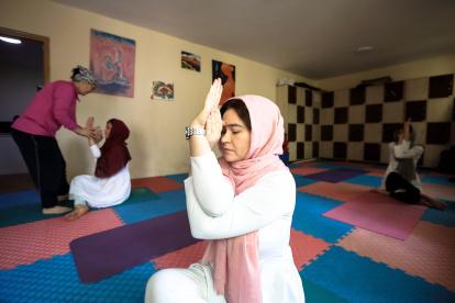 La profesora de yoga afgana Fakhria Ibrahimi (i) en una de sus clases en Kabul.