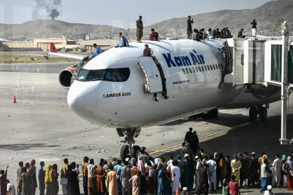 Otras dos personas murieron supuestamente al caer de un avión estadounidense en el que habían logrado subir antes de que despegara del aeropuerto del Kabul.