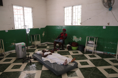 Heridos son atendidos en el hospital general de Les Cayes. Otro posible ciclón se sumó este lunes en la cuenca atlántica a la tormenta Fred, que amenaza al Panhandle, el extremo noroccidental de Florida (EE.UU,), y a la depresión tropical Grace, que se acerca a República Dominicana y Haití, país éste último afectado el sábado por un potente terremoto. EFE/ Orlando Barría