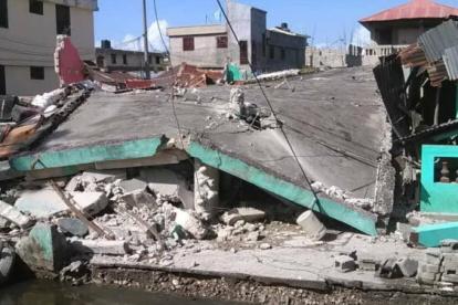 Trágicos momentos viven los haitianos luego del terremoto del sábado.