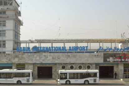 El aeropuerto de kabul es hoy escenario de desesperación por parte de afganos que quieren huir de su país ante la toma del poder por parte de los talibanes.