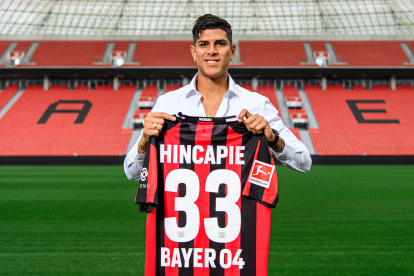 El tricolor posó ayer con el dorsal 33 que llevará en el equipo alemán hasta 2026.