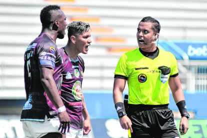 Marlon Vera (I) dirigió el Manta vs. Mushuc Runa y le tomó 10 minutos que se ejecute un penal.