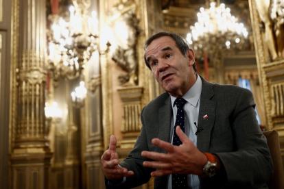 En la imagen un registro del ministro de Relaciones Exteriores de Chile, Andrés Allamand, quien escribió en Twitter que su país "trabaja con países amigos y ONG para ayudar a evacuar de Kabul a mujeres líderes de organizaciones de derechos humanos".