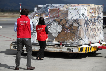 Fotografía de la llegada de un cargamento con más de 100.000 vacunas contra la Covid-19 donadas por España hoy, en el aeropuerto internacional Mariscal Sucre, en Quito.